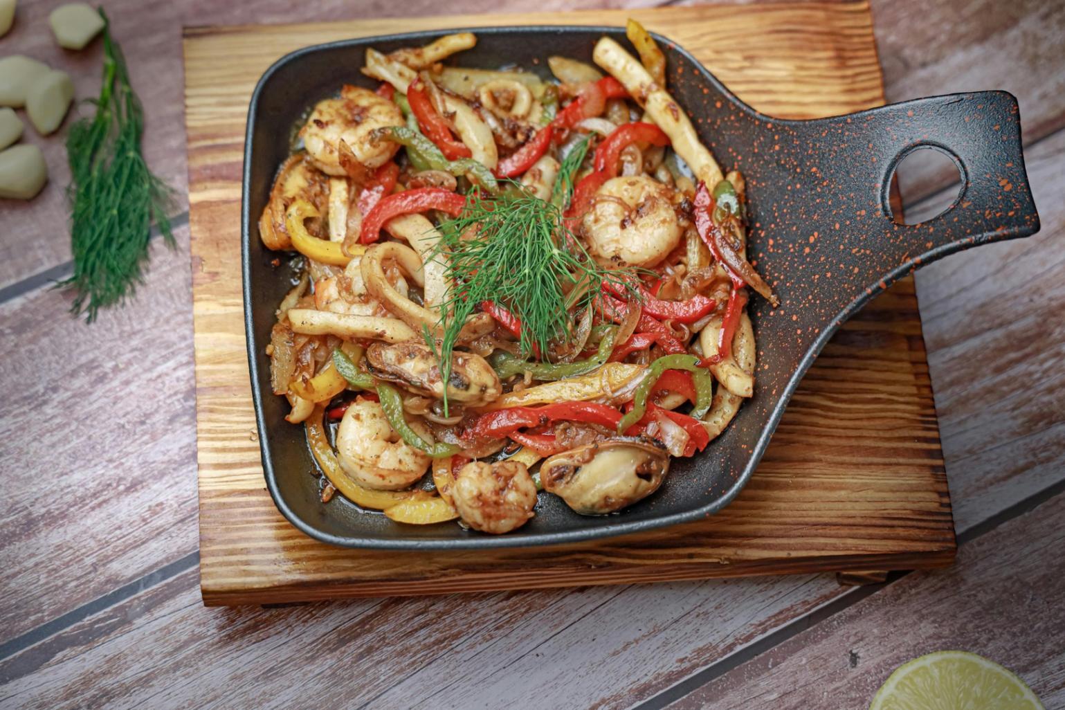 Espace chaleureux de cuisine végétale avec légumes frais et ustensiles