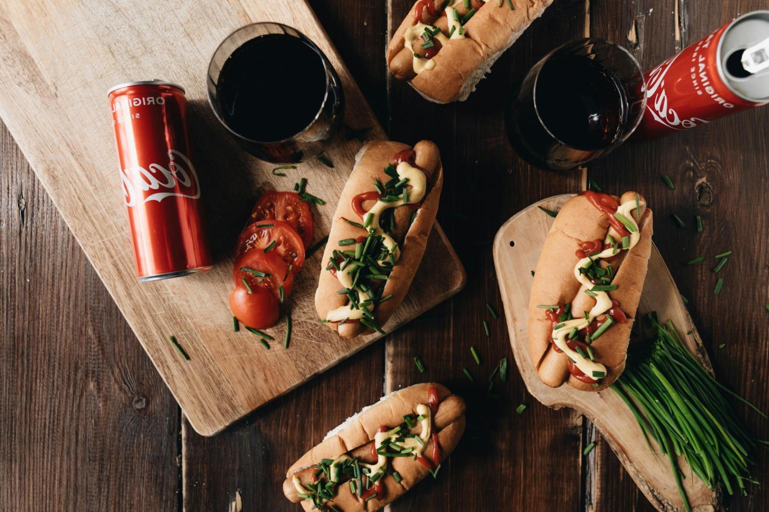 Ingrédients végétaux disposés artistiquement sur plan de travail