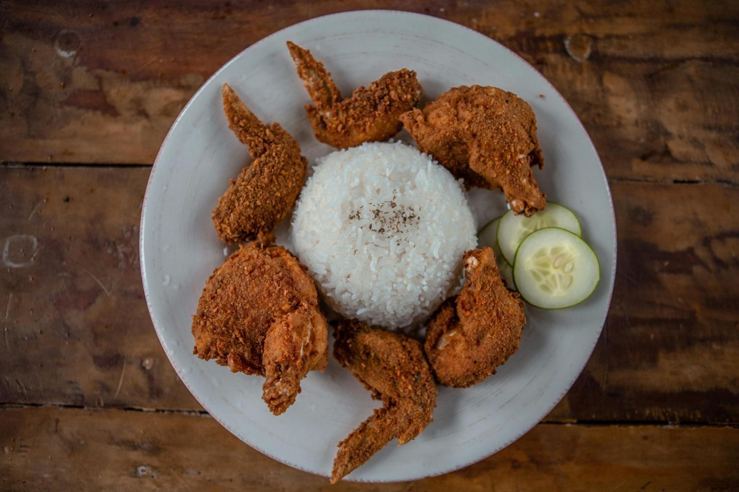 Espace de cuisine pédagogique avec ustensiles et ingrédients frais disposés sur plan de travail