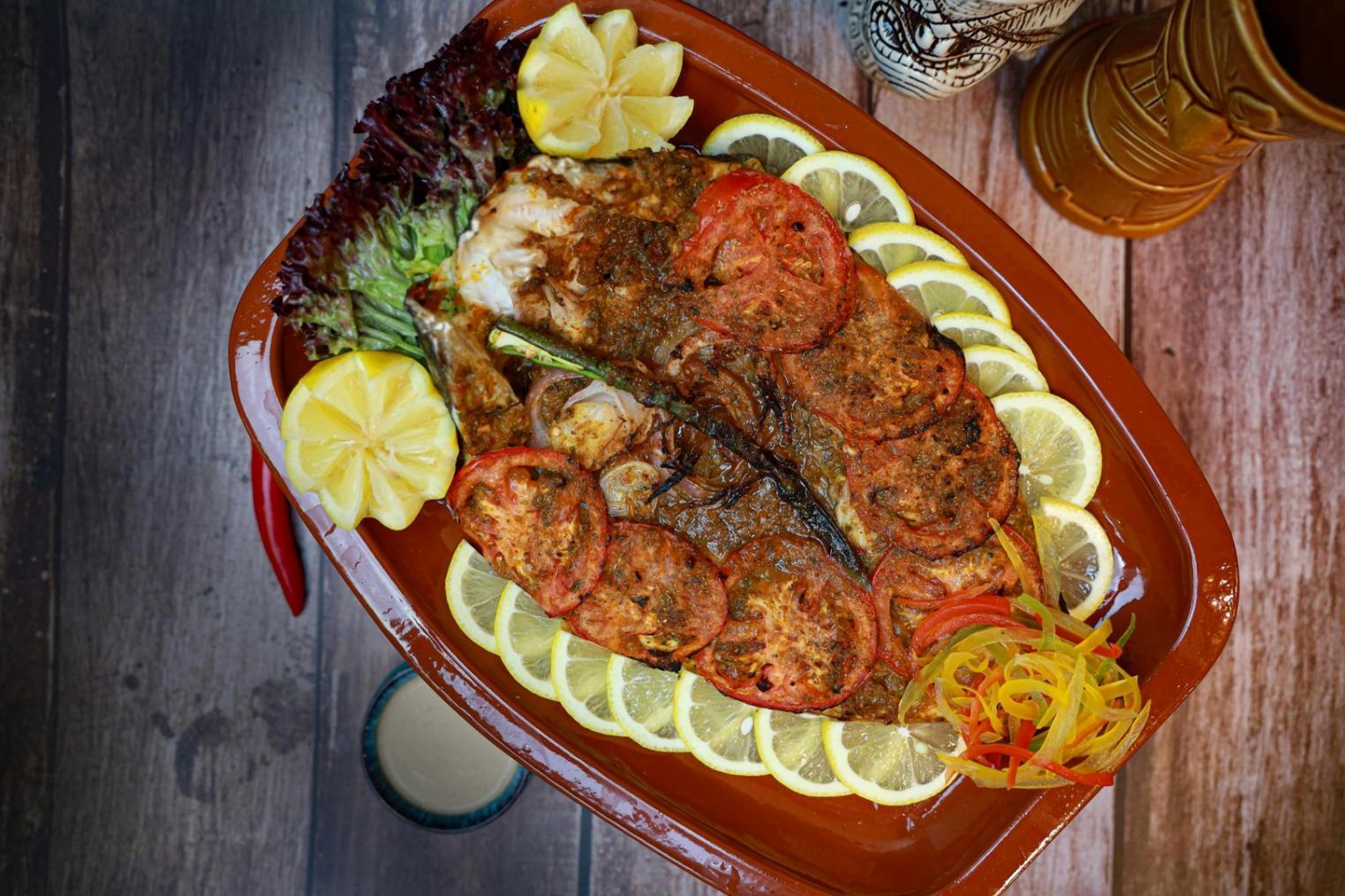 Atelier de cuisine végétale avec préparation de légumes frais et colorés sur une table de travail professionnelle