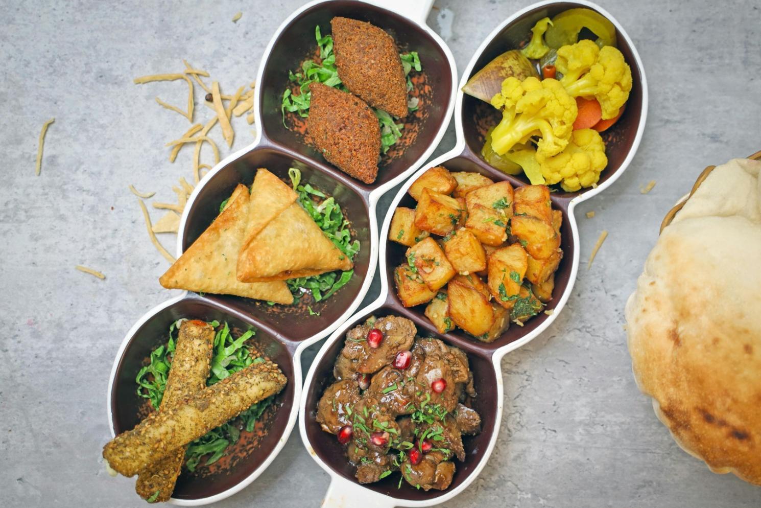 Préparation artisanale de plats végétariens dans une ambiance chaleureuse